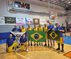 Equipe 70+ do Clube Duque de Caxias / Rua México representando o Brasil no FIBA Masters Open em Atenas, Grécia.