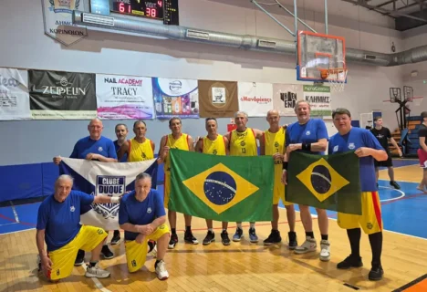 Equipe 70+ do Clube Duque de Caxias / Rua México representando o Brasil no FIBA Masters Open em Atenas, Grécia.