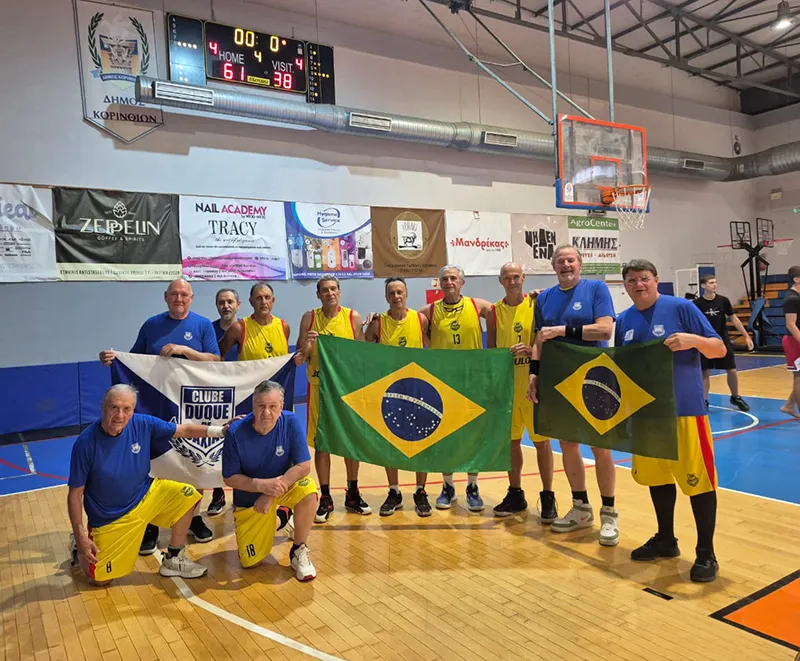Equipe 70+ do Clube Duque de Caxias / Rua México representando o Brasil no FIBA Masters Open em Atenas, Grécia.