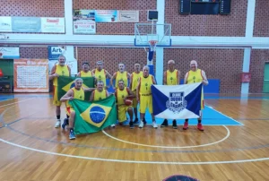 Equipe 70+ do Clube Duque de Caxias / Rua México representando o Brasil no FIBA Masters Open em Atenas, Grécia.