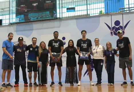 Atletas de basquete do Clube Duque de Caxias participam de atividade técnica com Shamell Stallworth e Iago Barry.