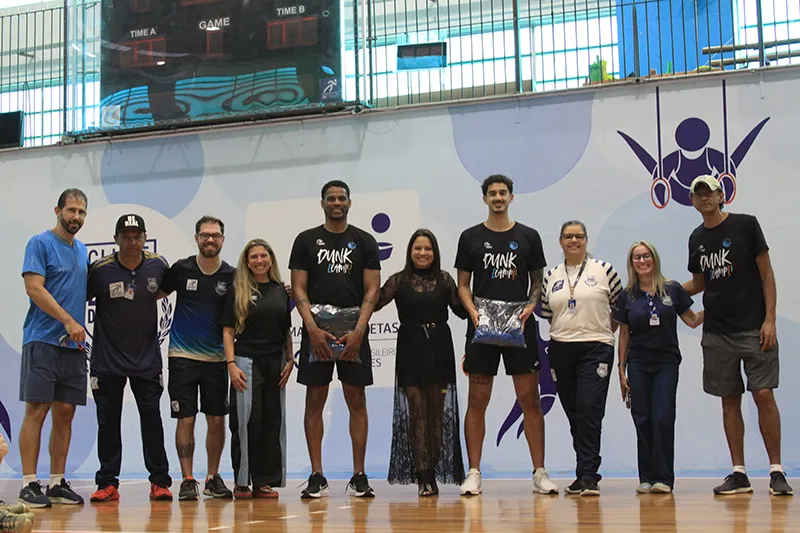Atletas de basquete do Clube Duque de Caxias participam de atividade técnica com Shamell Stallworth e Iago Barry.