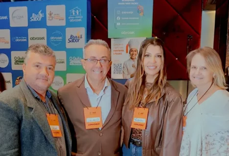 Cesar Oliveira, Diretor de Patrimônio do Clube Duque de Caxias, participa de encontro da Abrasel Paraná ao lado de autoridades em Curitiba.