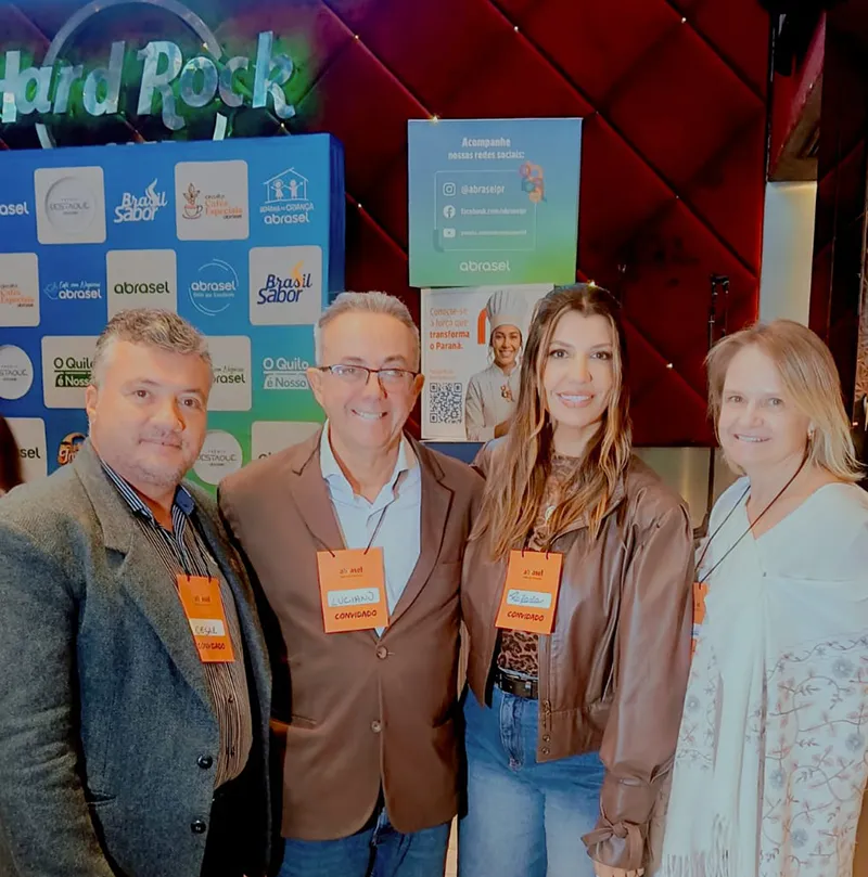 Cesar Oliveira, Diretor de Patrimônio do Clube Duque de Caxias, participa de encontro da Abrasel Paraná ao lado de autoridades em Curitiba.